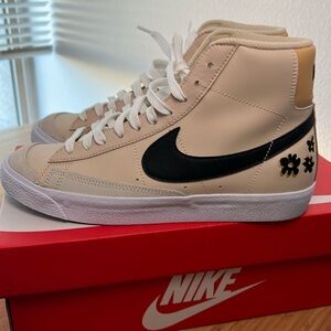 Nike Blazer Mid - Youth Size 7 (W8-8.5)